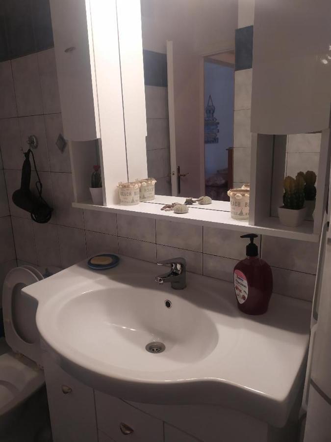 Small And Cosy Appartment- Piccolina Loutraki  Exterior photo